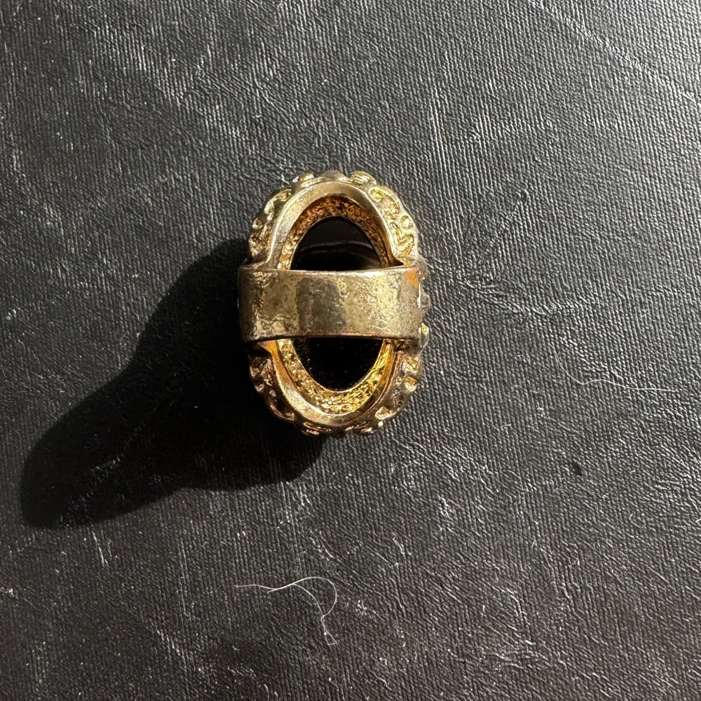 Elegant Gold and Garnet Statement Ring - Picture 4 of 4